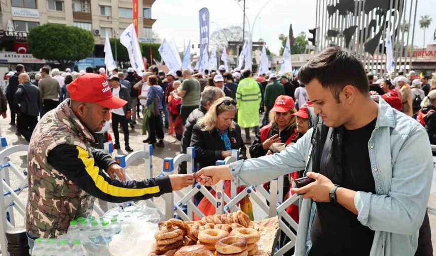 Adana’da  işçi bayramı, simitçiler bariyerlerin arkasında çalışmaya devam etti