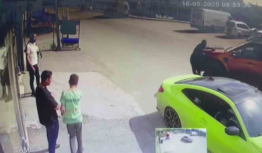 Adana’da şaka kazaya dönüştü: Kamyonetin çarpmasıyla ayağı kırıldı, telefonu bırakmadı