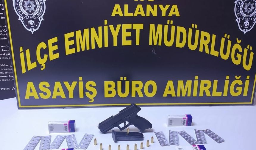 Alanya’da ruhsatsız silah ve uyuşturucu hap ele geçirildi
