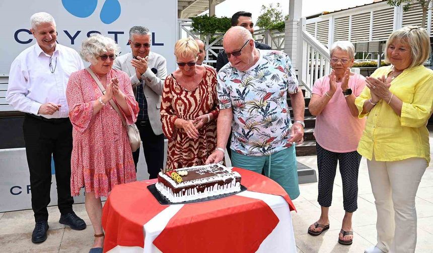 Alman turist çifte 30 yıllık sadakat plaketi
