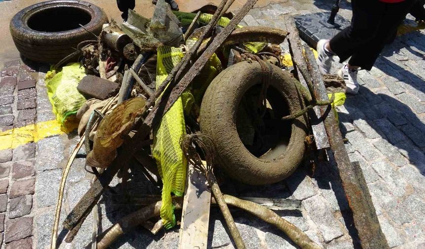 Antalya’da 35 gönüllü dalgıç denizin dibini temizledi, çıkanlar pes dedirtti
