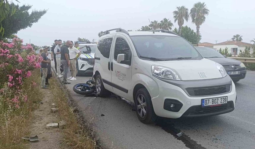 Antalya’da emniyet şeridinde duran araca motosiklet çarptı: 1 ağır yaralı
