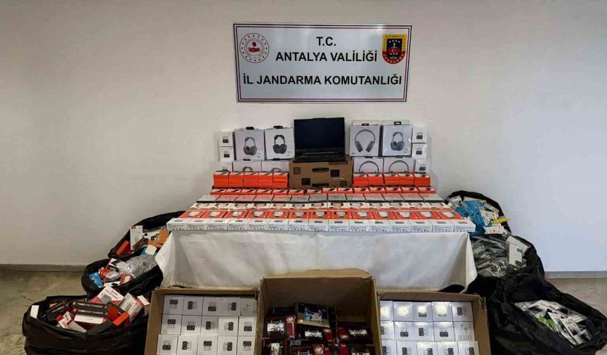 Antalya’da telefon aksesuarı operasyonunda binlerce ürün ele geçirildi