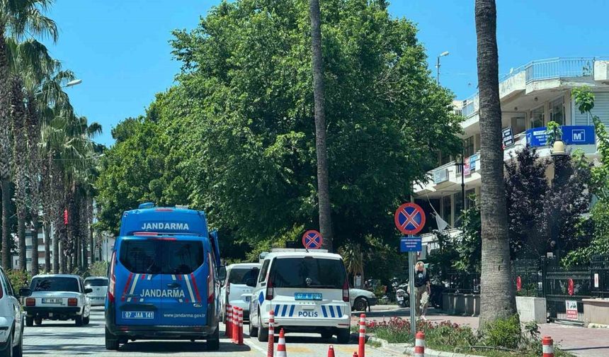 Başkasının kimliğini kullanan sürücü, 3 düzensiz göçmenle yakalandı