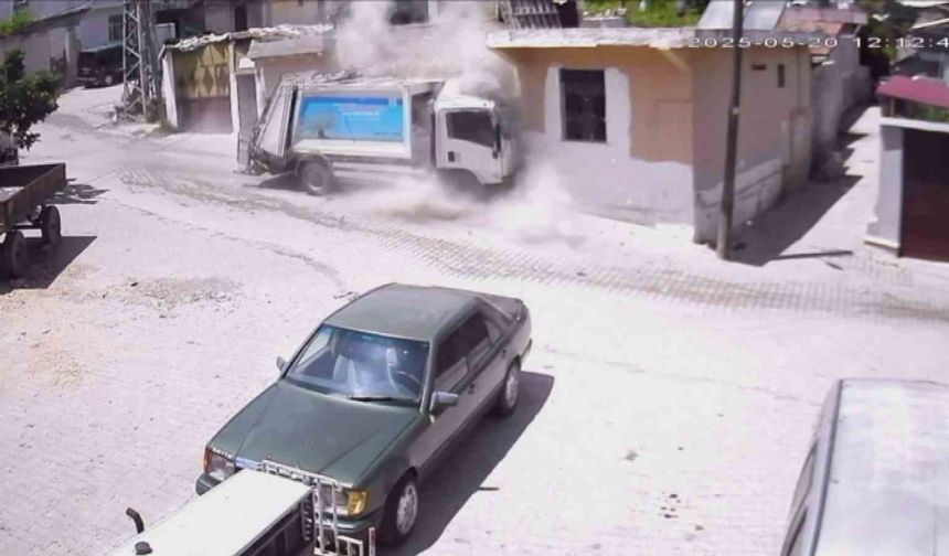 Çöp kamyonunun çarptığı evin yerle bir olduğu anlar kamerada