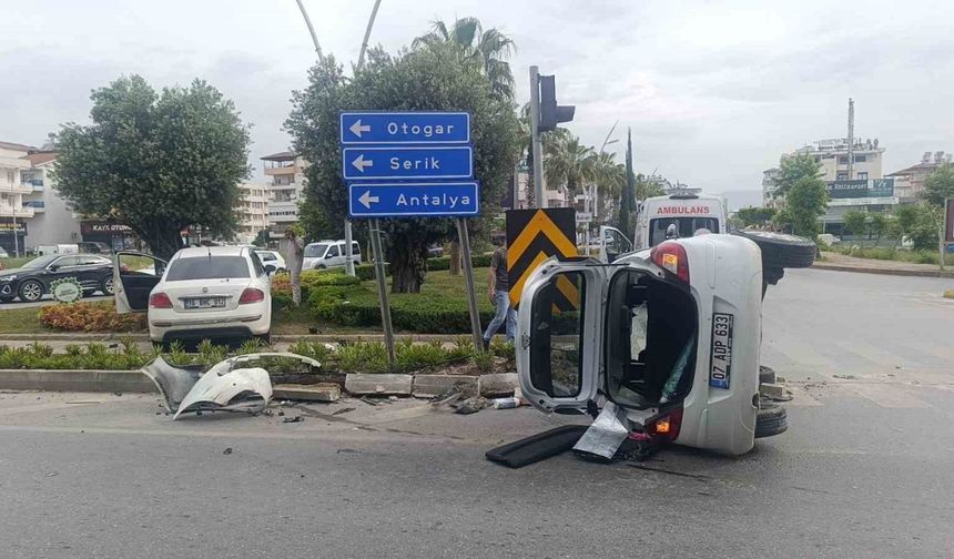 Devrilen araçtan yara almadan çıktılar