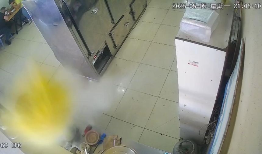 Düdüklü tencere patladı, lokanta çalışanı saniyelerle kurtuldu: O anlar kamerada