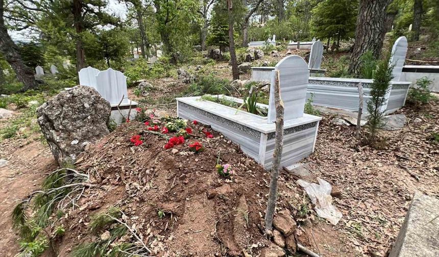 Eski eşinin öldürdüğü sağlık çalışanı son yolculuğuna uğurlandı