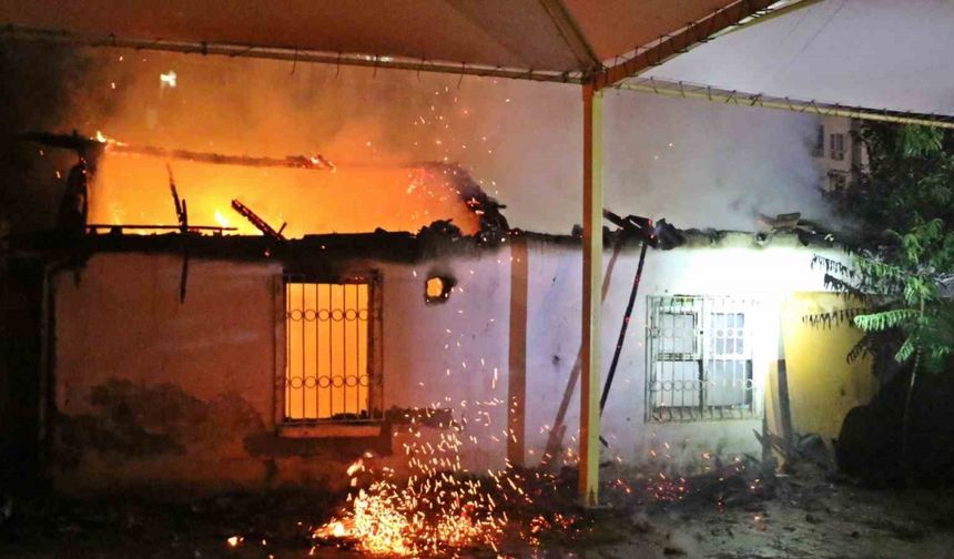 Gecekondu alev alev yandı, sokağa dökülen mahalleli kediler için gözyaşı döktü