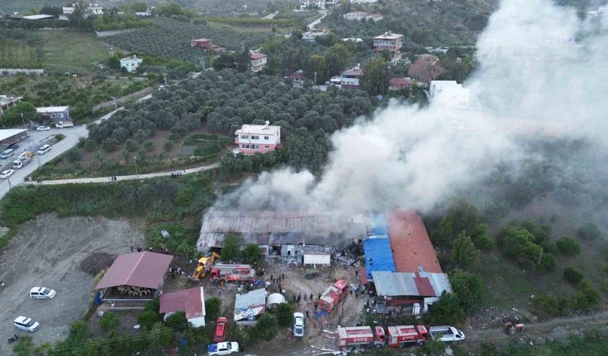 Hatay’da tekstil fabrikasındaki yangın söndürüldü