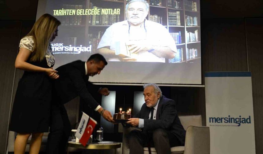 İlber Ortaylı’ya sahnede doğum günü sürprizi