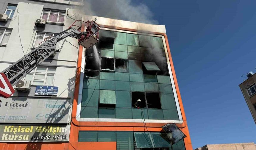 İş merkezinde yangın: 2 işçi atlayarak kurtulmaya çalıştı