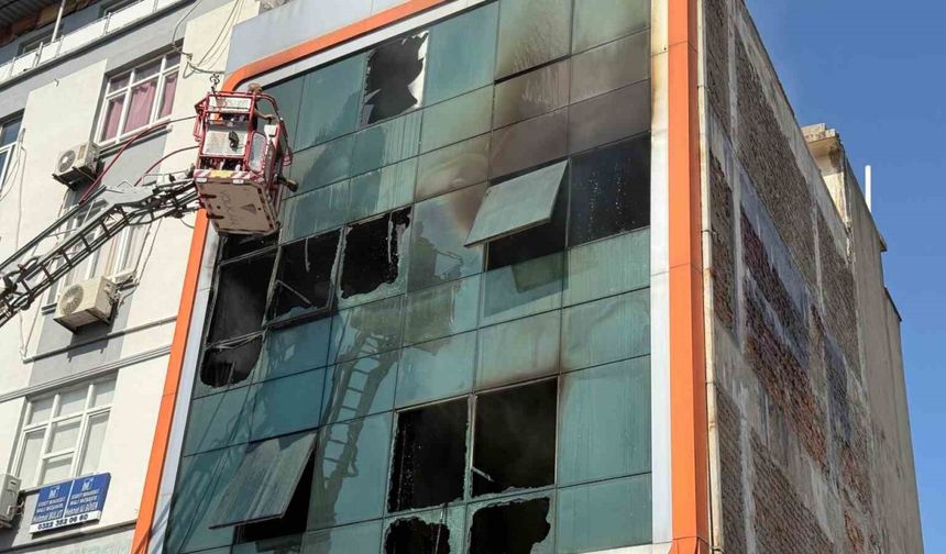 İş merkezindeki imalathanede çıkan yangın kontrol altına alındı