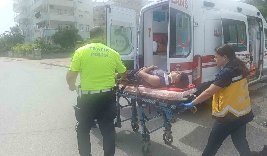 Kamyonete çarpmamak için motosikleti devirdi, kaskı hayatını kurtardı
