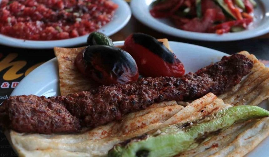 Kebap konusunda meydan okuyanlara Adanalılar resti çekti