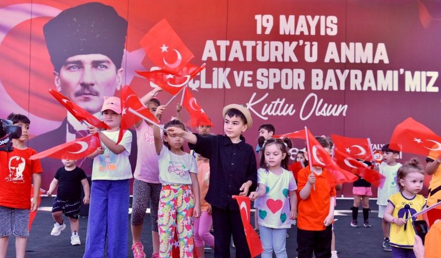 Kepez Belediyesi, "Sahne Senin" etkinliğiyle gençlere fırsat verdi