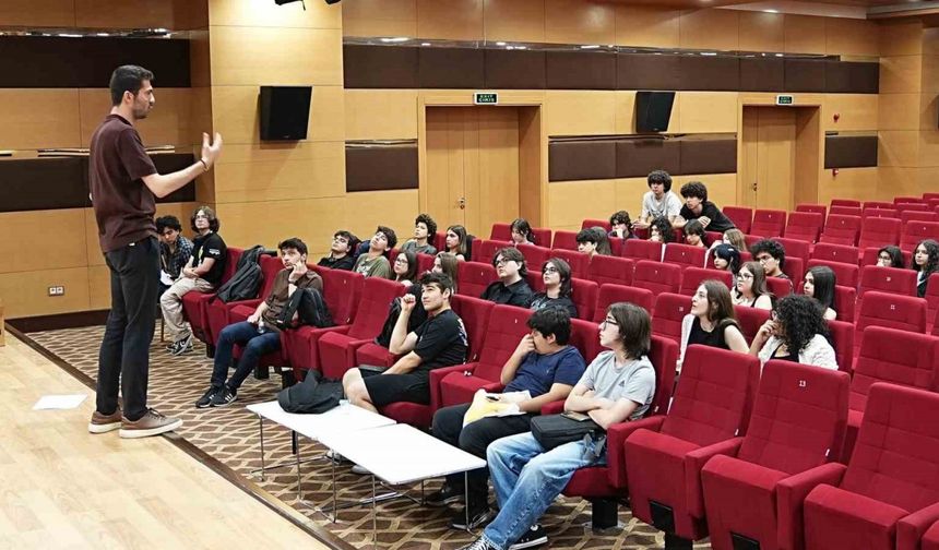 Kepez’de gençler münazara turnuvasında buluştu