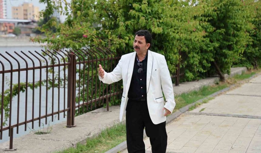 Konuşma bozukluğu olan şarkıcı sosyal medyada popüler oldu