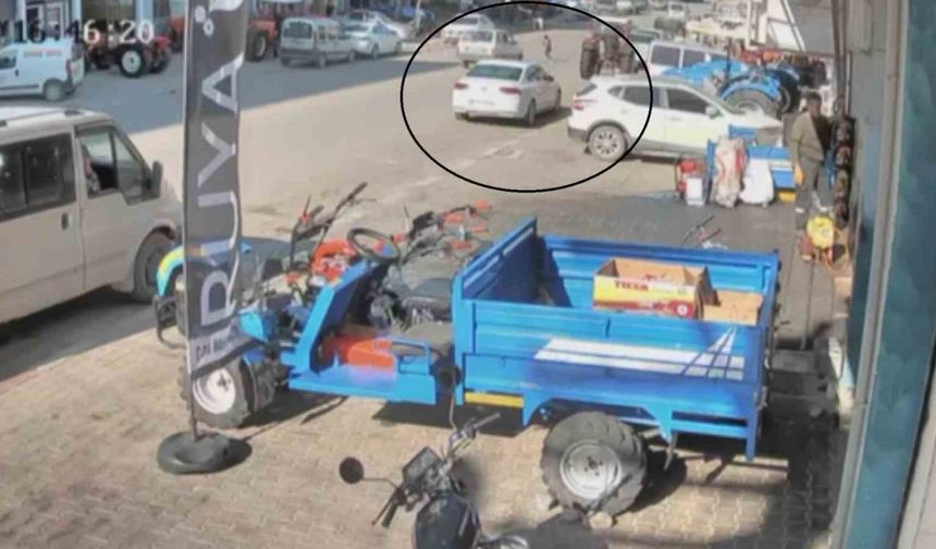 Koşarak yolun karşısına geçen çocuğa otomobil çarptı, o anlar kamerada