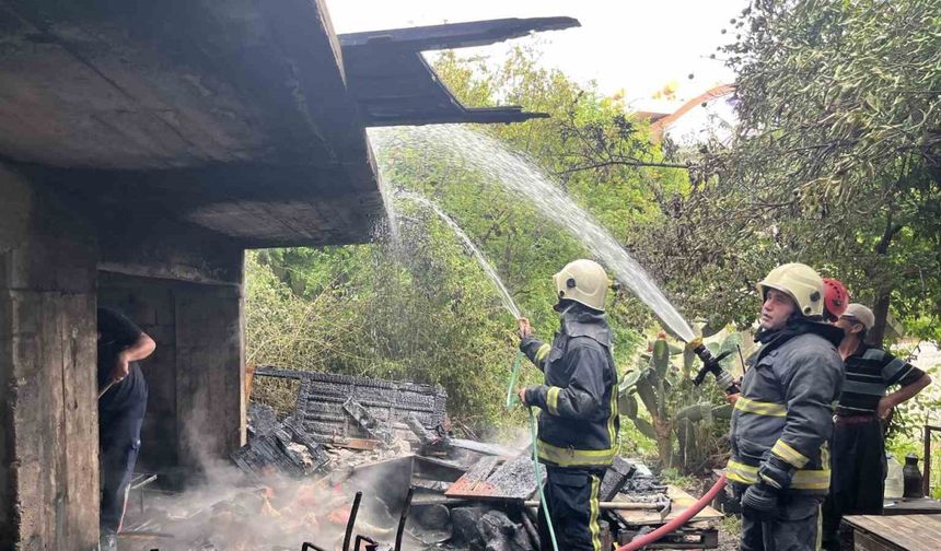 Köy ekmeği yapan kadınlar, ateşi söndürmeden gidince boş bina alev aldı