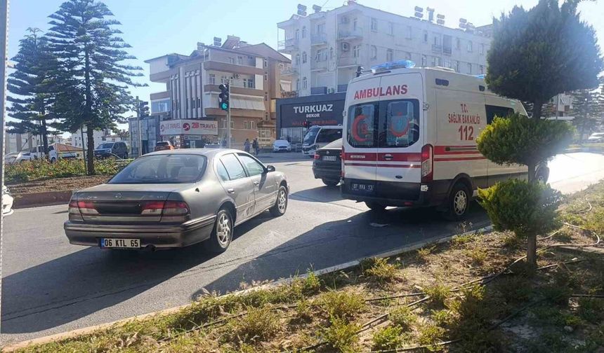 Manavgat’ta otomobil ile elektrikli bisiklet çarpıştı: 2 yaralı
