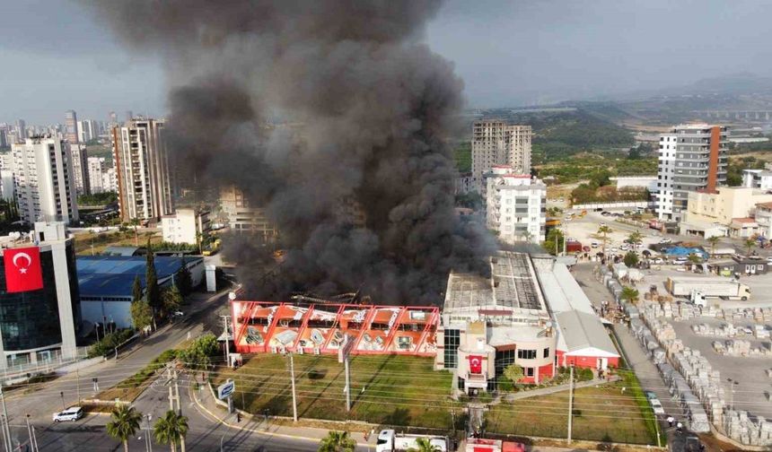 Mersin’deki fabrika yangını sürüyor: Son durum havadan görüntülendi