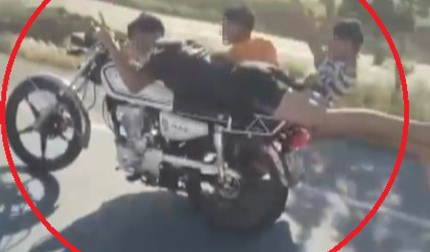 Motosikleti üzerine yatarak sürdü, yanındaki 2 kişinin de canını hiçe saydı
