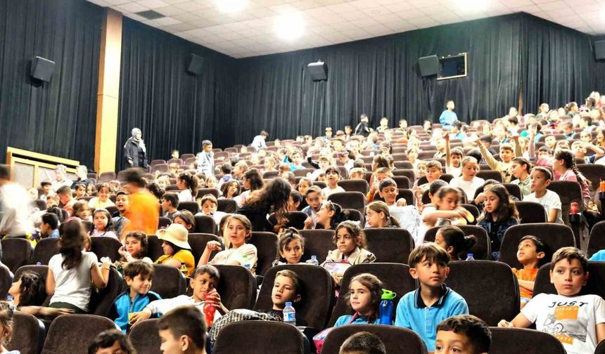 Onikişubat Belediyesi’nden kırsaldaki 1500 öğrenciye sinema hediyesi