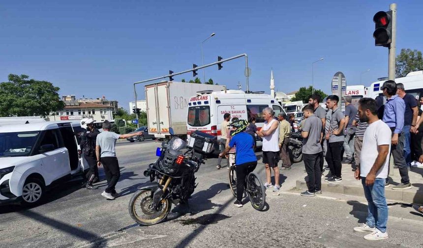 Otomobil ile Yunus polis ekibinin karıştığı kazada 1 polis memuru yaralandı