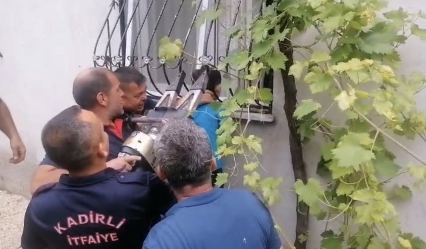Oyun oynarken kafası demir parmaklığa sıkışan çocuğu itfaiye kurtardı