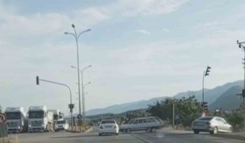 Sosyal medyaya görüntü çekmek isterken, kırmızı ışıkta geçen aracın karıştığı yaralamalı kazayı görüntüledi