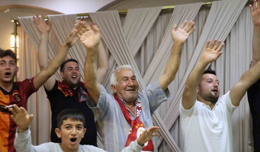 Torunlarıyla maçı izledi, takımının şampiyonluk coşkusunu yaşadı