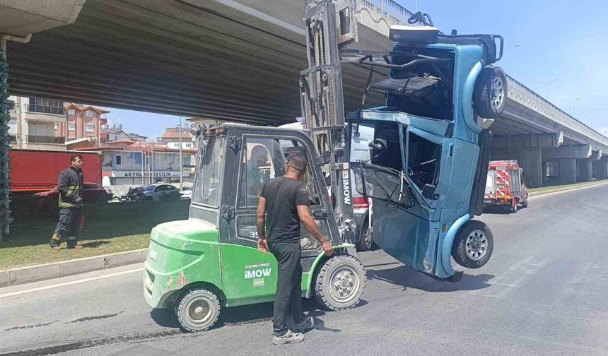 Turistler devrilen araçtan forklift yardımıyla çıkarıldı
