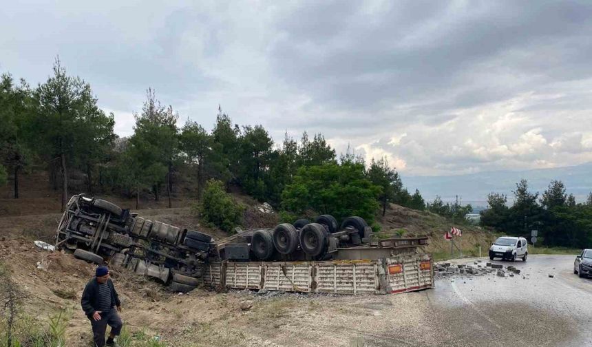 Yağışlı hava kazayı beraberinde getirdi, tuğla yüklü tır şarampole devrildi