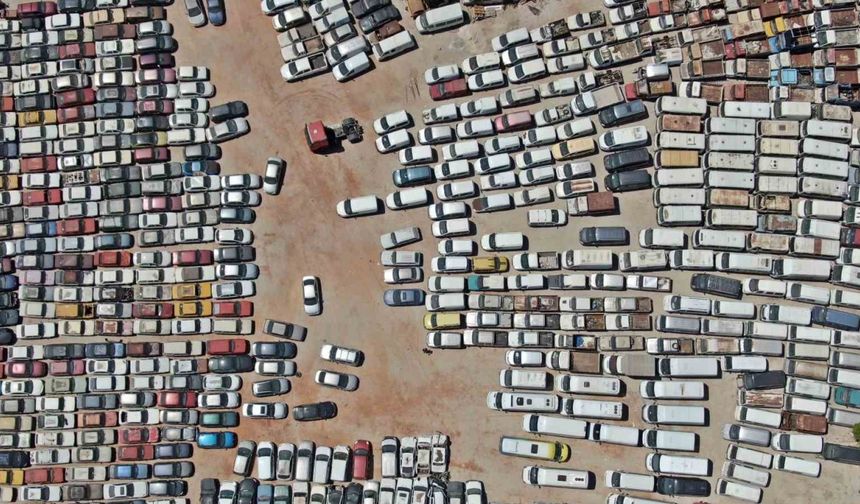 Yediemin otoparkları araç mezarlığına döndü, 25 yıldır bekleyen araçlar var