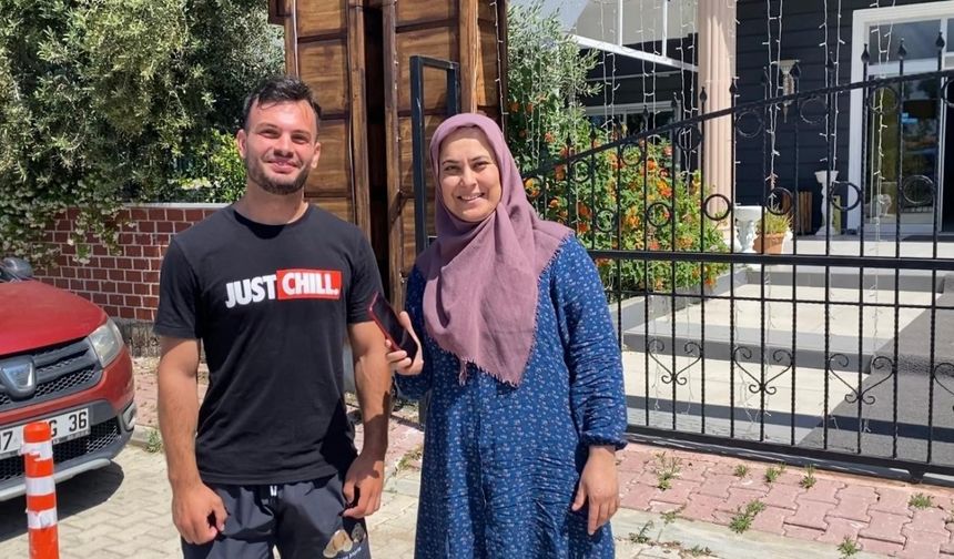 Yıllar önce kaybettiği telefonu geri gelmeyen turist, bulduğu telefona sahibine teslim etti