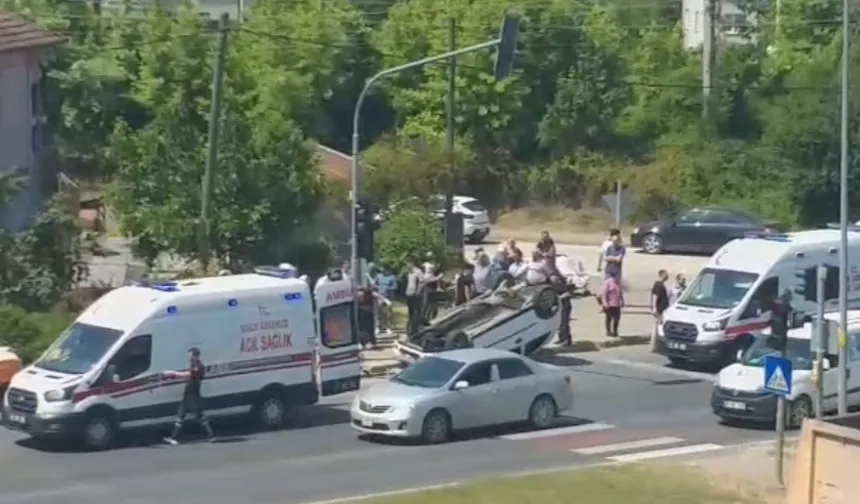Düzce’de yaya geçidinde araç takla attı: 3 yaralı!