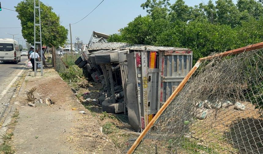 Adana’da zincirleme kazada tır narenciye bahçesine devrildi