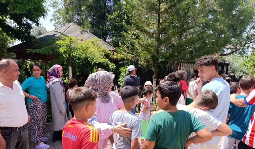 Adanalı çiftin bayram geleneği sürüyor: Yüzlerce çocuğa harçlık verdiler