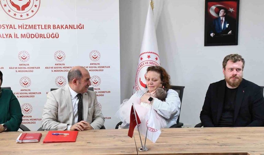 Antalya Havalimanı’nda doğan ve tuvalete bırakılan bebek, Rus yetkililere teslim edildi