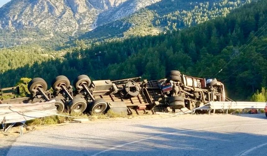 Antalya’da demir profil yüklü tır devrildi: 1 ölü
