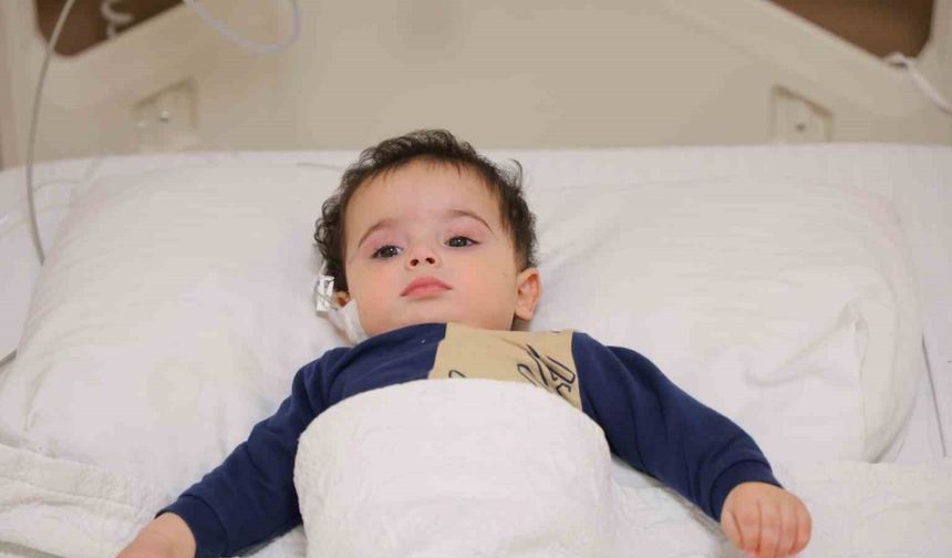 Boğazına havuç kaçan bebek, 10 dakikalık kalp masajıyla hayata döndü