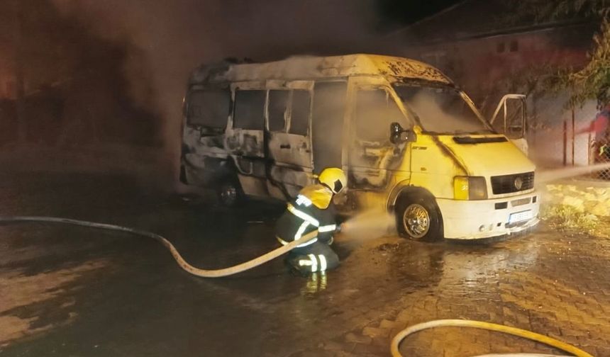 Bucak’ta minibüs alevlere teslim oldu