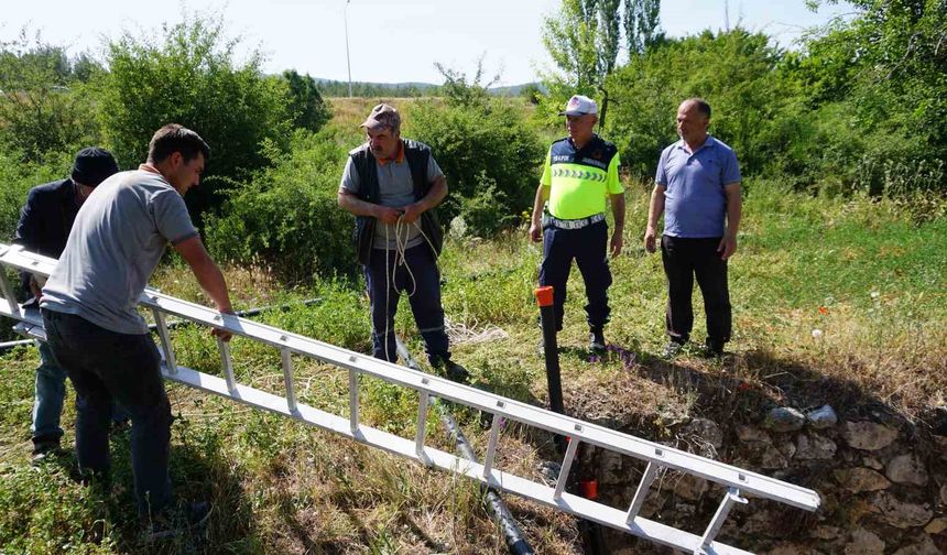 Burdur’da kuyuya düşen köpek 45 dakikalık operasyonla kurtarıldı