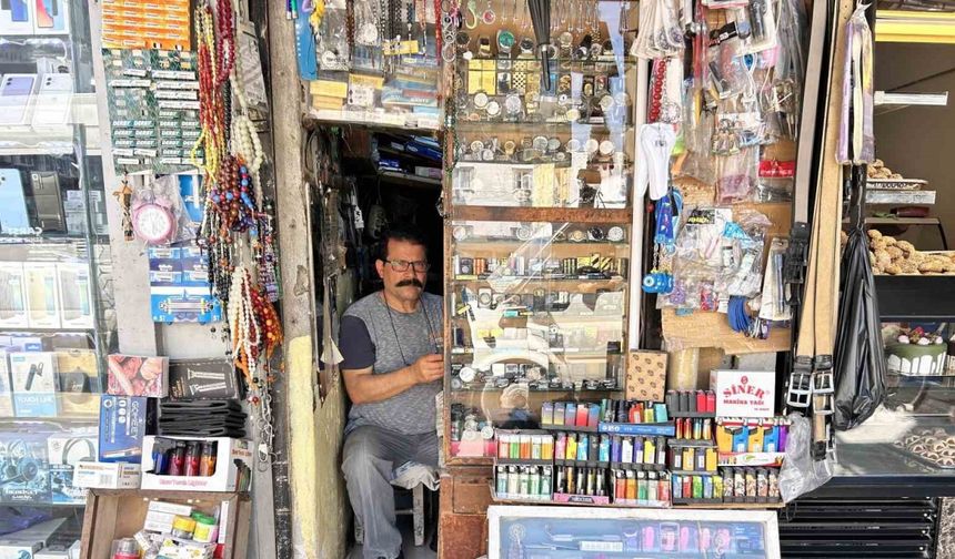 ’Çakmak doktoru’ baba, 2 metrekarelik dükkanda 3 evladını okutup meslek sahibi yaptı