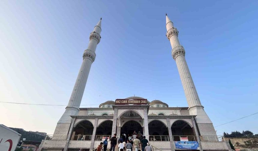 Depremin vurduğu Hatay’da vatandaşlar bayram namazı için camilere akın etti