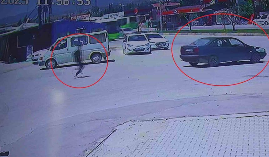 El frenini çekmeyi unuttuğu aracının peşinden koşsa da çaresiz kaldı, o anlar kamerada
