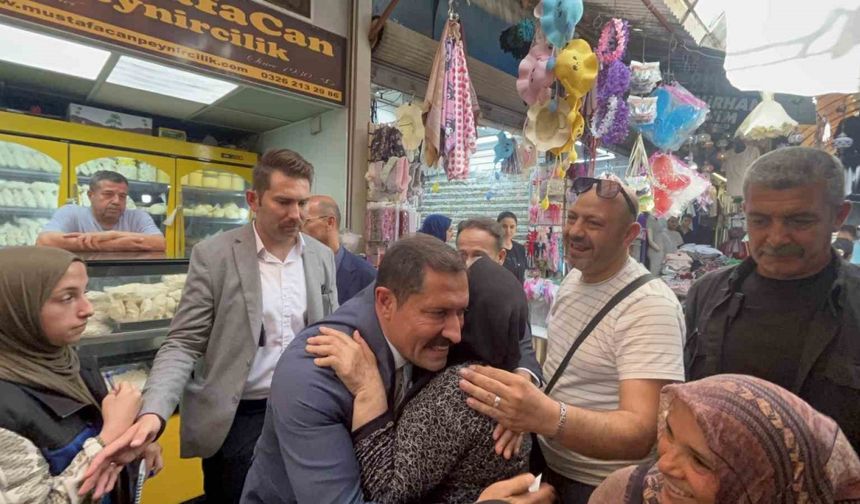 Hatay Valisi Masatlı tarihi Uzun Çarşı’da esnafla son kez bayramlaştı