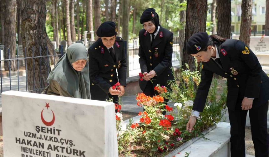 Jandarma Teşkilatı’nın 186. kuruluş yıl dönümünde şehit mezarlarına karanfil bırakıldı