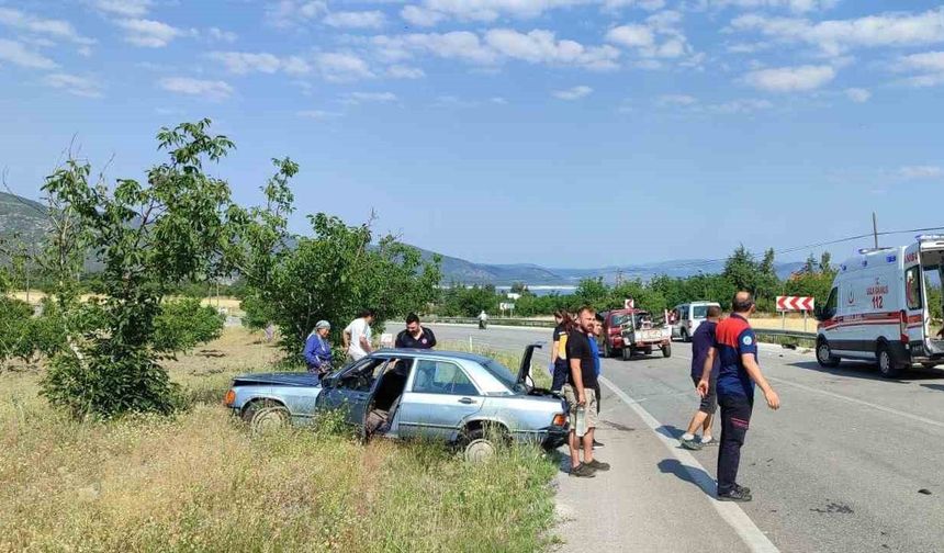Lastiği patlayan otomobil yoldan çıktı: 1 yaralı